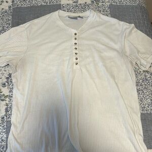 Short sleeve white top.